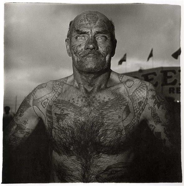 Tattooed Man at a Carnival, 1970 - Діана Арбус