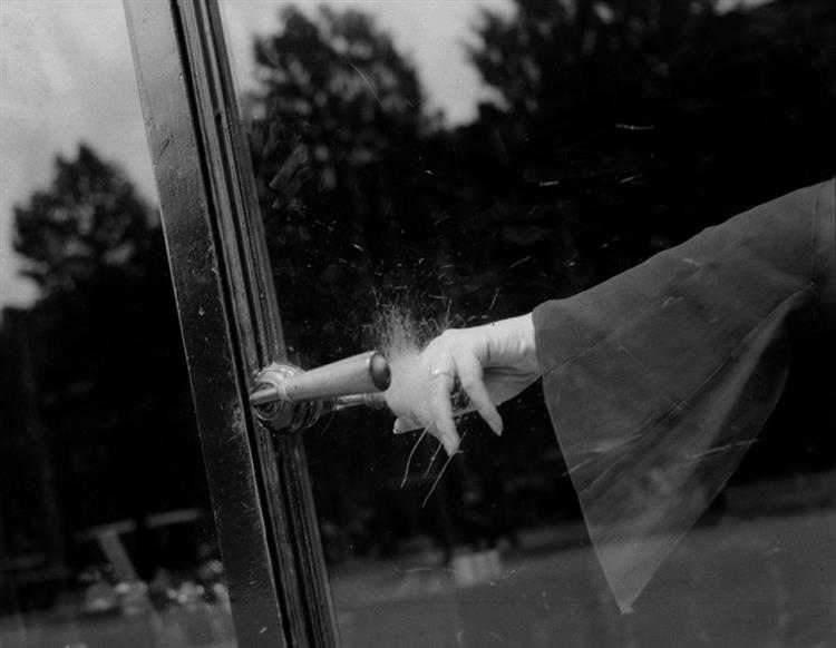 Untitled (Exploding Hand), Paris, France, 1930 - Lee Miller
