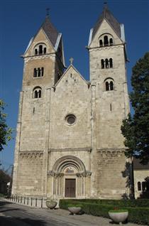 Церква абатства Святого Якова, Лебень, Угорщина - Романська архітектура