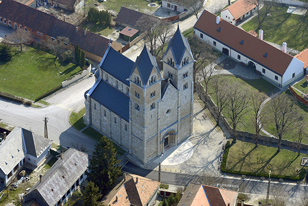 Церква абатства Святого Якова, Лебень, Угорщина, 1208 - Романська архітектура