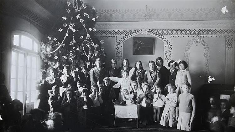 A Palestinian family celebrating Christmas, 1936 - Karimeh Abbud