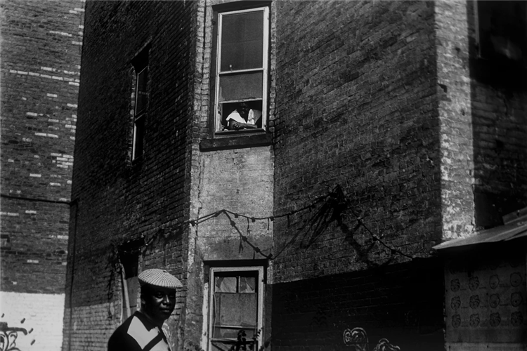”When You See Me Comin' Raise Your Window High”, Harlem, 1972 - Ming Smith