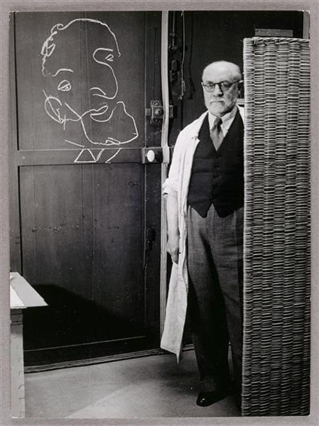Henri Matisse standing against a screen and drawing with chalk, 1939 - Брассай