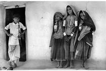 A boy and three girls of the Chamar community, Kutch, Gujarat - Йоті Бхатт