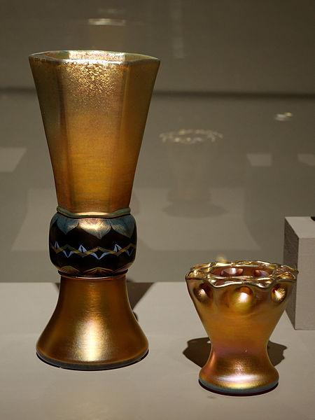 Hexagonal footed vase, 1913 - Луис Комфорт Тиффани