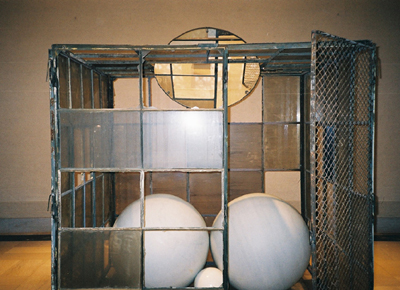 Клетка 3 (Белые мраморные шары), 1993 - Луиза Буржуа