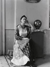 Frida with Globe, Coyoacan, Mexico - Мануэль Альварес Браво
