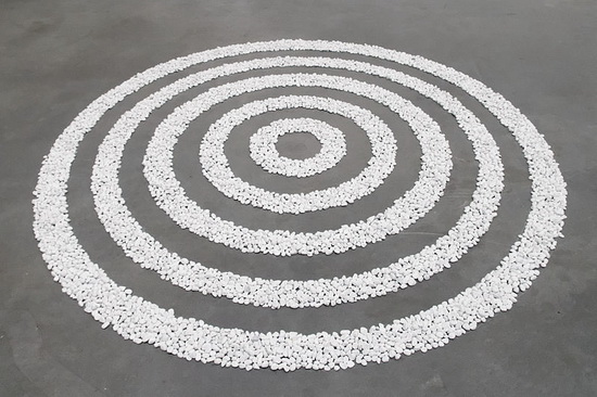Small White Pebble Circles Date, 1987 - Ричард Лонг
