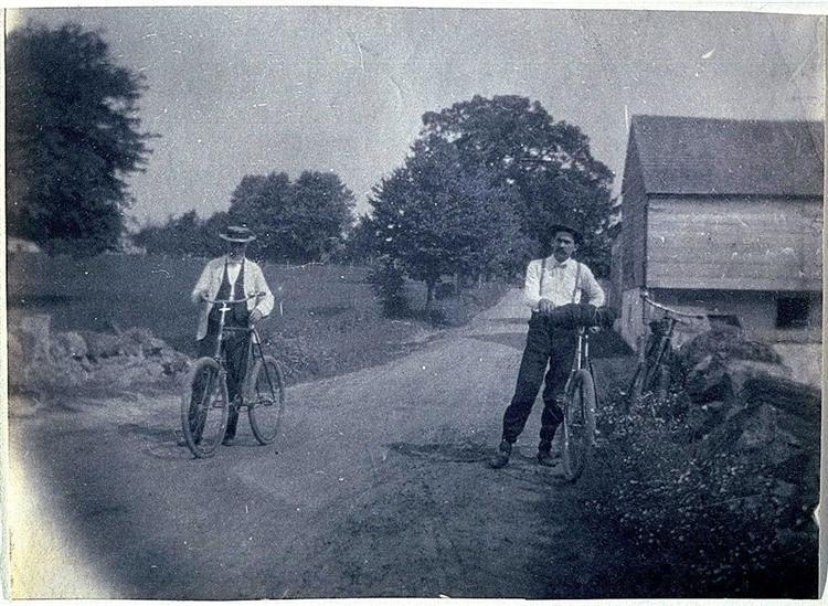Benjamin Eakins and Samuel Murray with bicycles, 1895 - 1899 - 湯姆·艾金斯